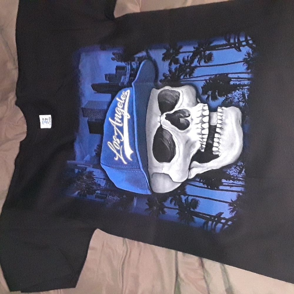 Los Angeles skull in snap back hat t shirt New